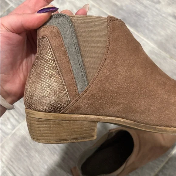 Women’s 8.5 booties with snake skin print - Picture 4 of 4